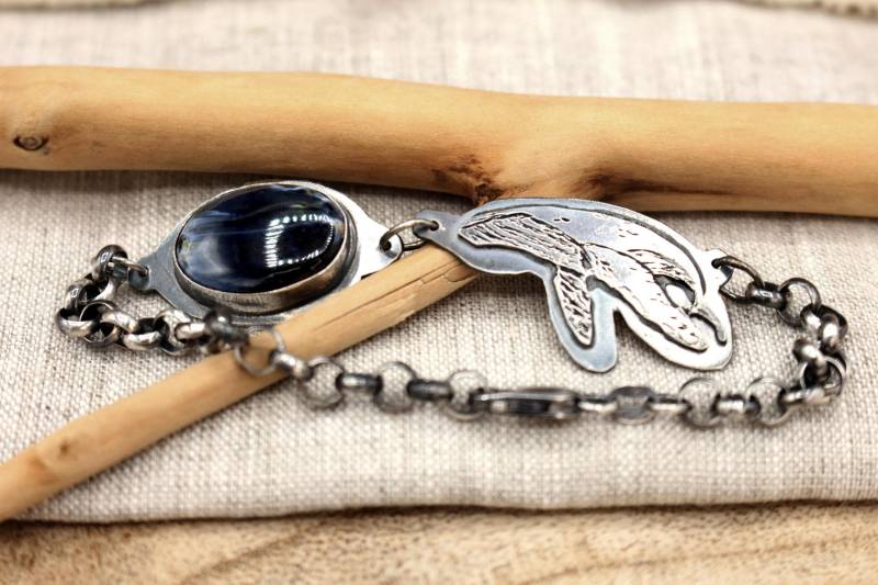 Ocean Sentinal Handgeschmiedetes Armband Aus Sterling Silber Mit Walfisch Und Pietersit von Emberlun