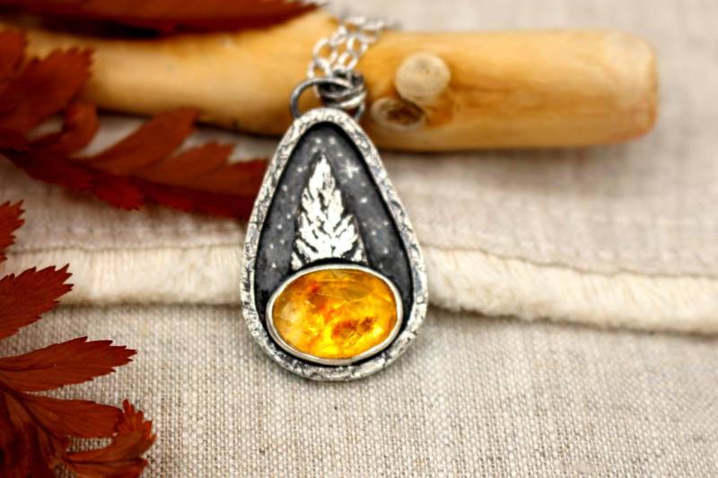 Silent Night Handgeschmiedete Kette Aus Feinsilber Mit Einem Baum Und Citrin Silent Night Handgeschmiedete Kette Aus Feinsilber Mit Einem Baum Und Citrin von Emberlun