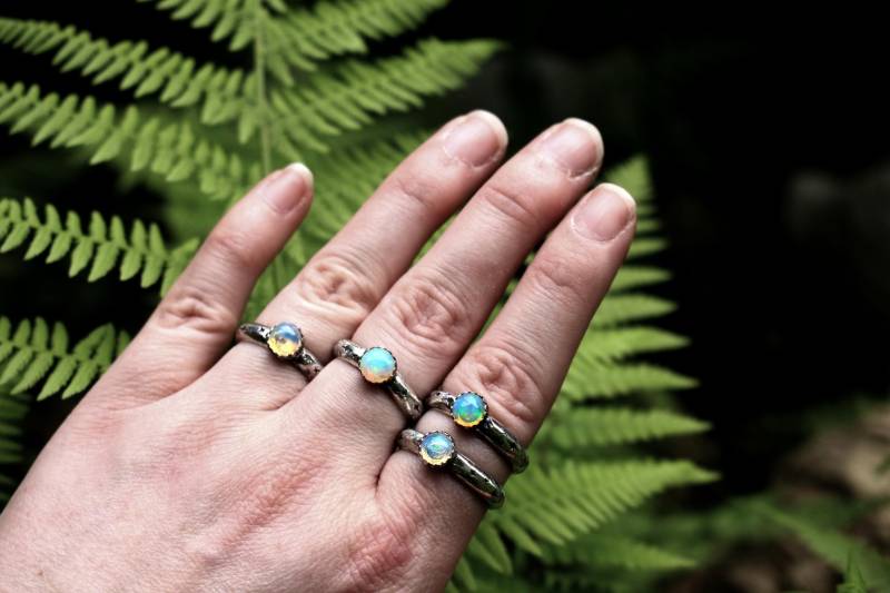 Stardust Handgeschmiedeter Ring Aus Sterlingsilber Mit Opal von Emberlun