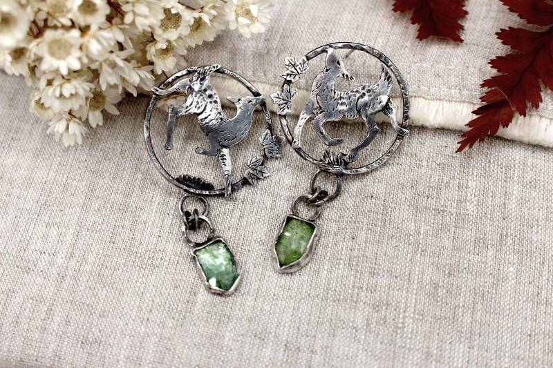 Waldkitz Handgeschmiedete Ohrstecker Aus Sterlingsilber Mit Einem Hirsch Und Kyanit von Emberlun