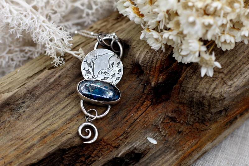 Ozeanflug Silberschmiede Collier Aus 925Er Silber Mit Manta Rochen Und Shattuckit Azurit von Emberlun