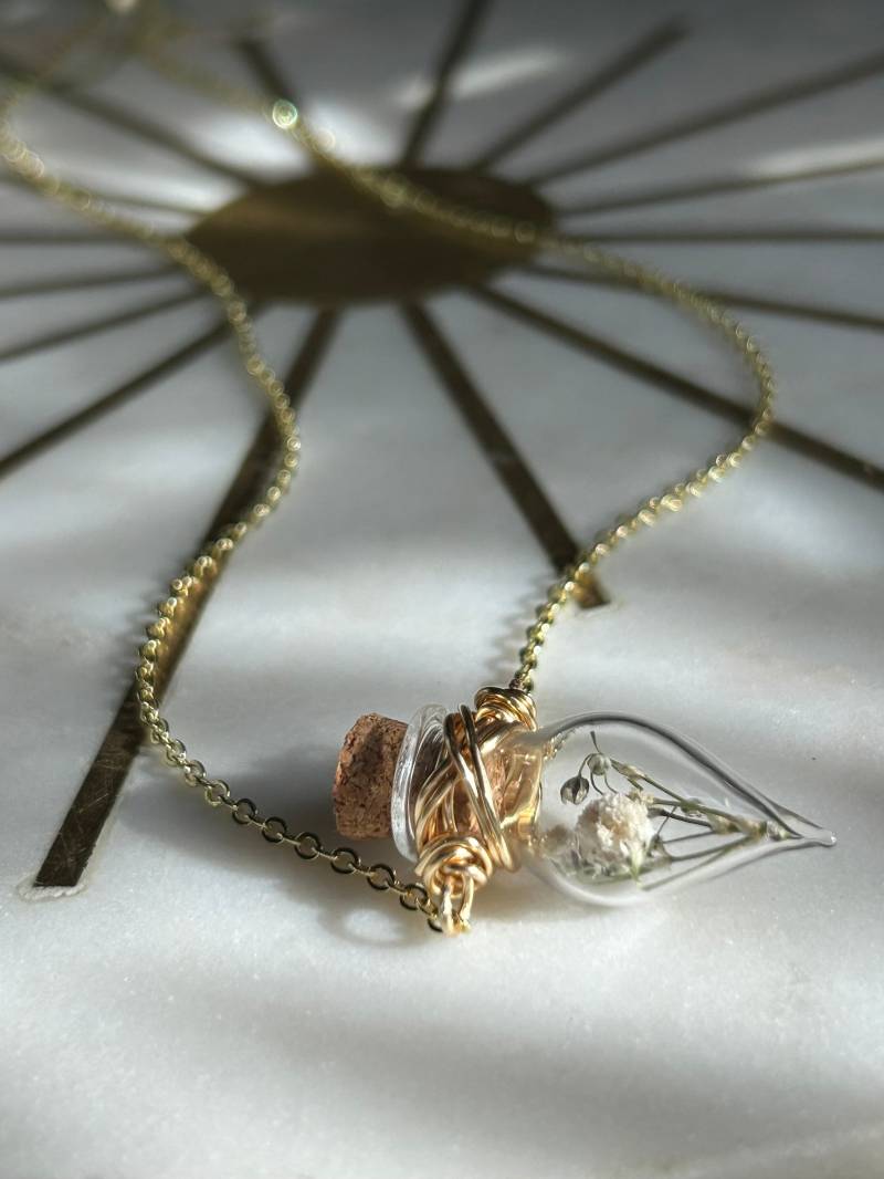 Breathe Ein Baby Atem Abgefüllt Teardrop Halskette Getrocknete Blumeninspiration Geschenk Für Ihre Braut Brautjungfern Blume Natürliche Zierliche von EmbodyAura