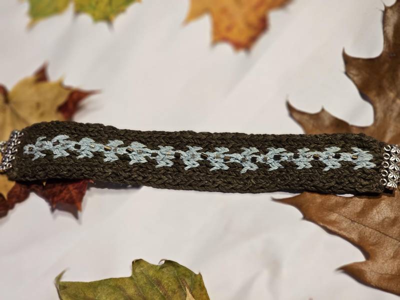 Gestricktes Armband Aus Hanf Im Ethno-stil Mit Glasperlen Verstellbarer Boho-Schmuck von Embraceleting