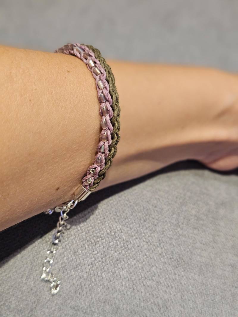 Handgefertigtes Hanf Armband Mit Glasperlen Verstellbarer Boho Schmuck von Embraceleting