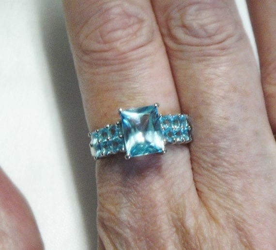 Blauer Topas Ring - 10K Massives Weißgold Großer 2 1/2 Karat Mittelstein Natürliche Edelsteine Vintage von EmbracingYesterday