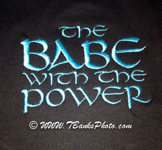 Babe With The Power Bestickter Babybody - Labyrinth von EmbroiTeriPlus