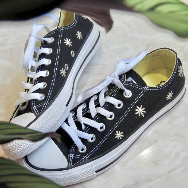 Benutzerdefiniertes Handgesticktes Daisy Converse von EmbroiderMeUK