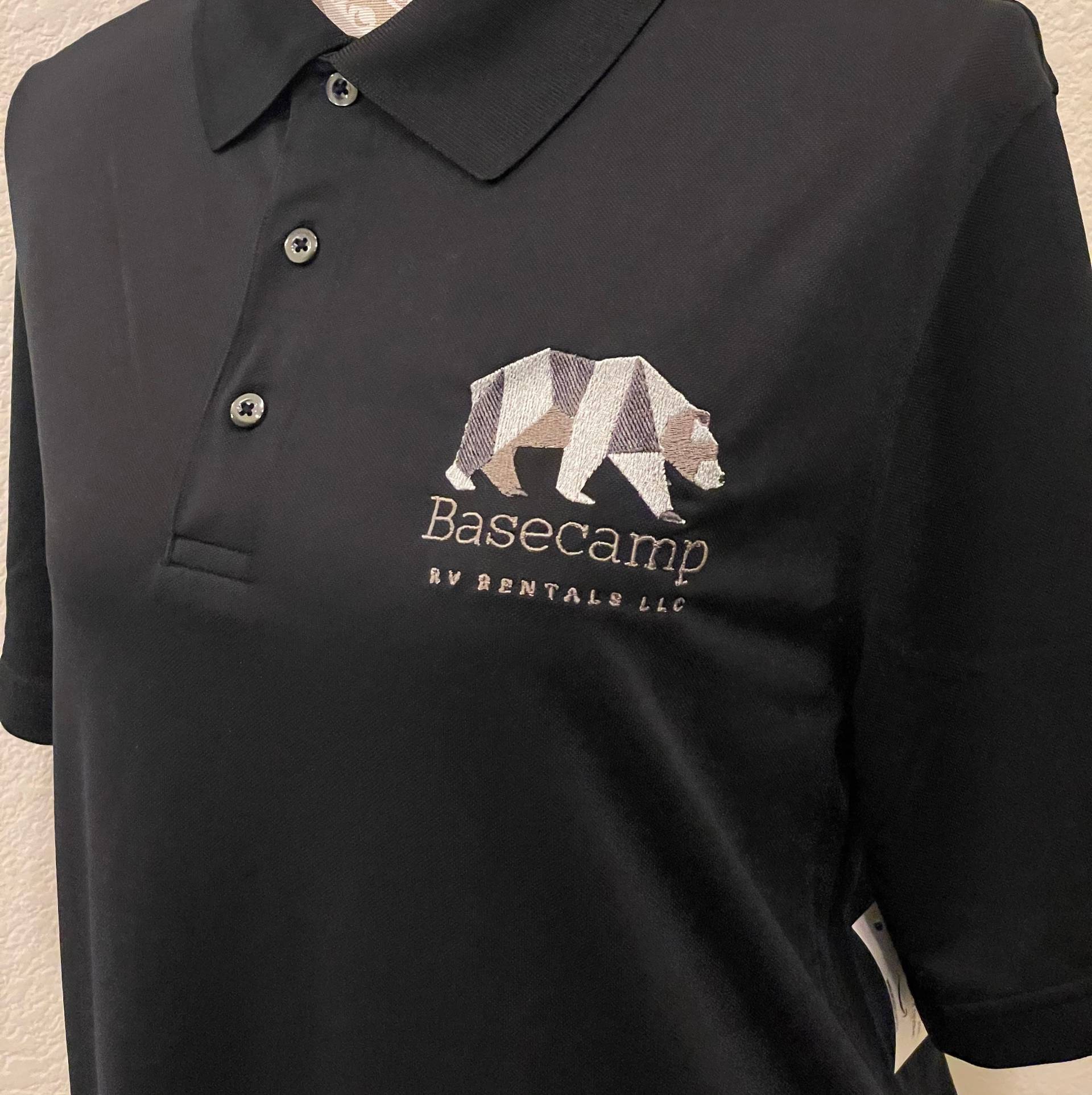 sticken Sie Ihr Firmenlogo, Namen, Uniform, Digitalisieren Logo, Familientreffen Und Vieles Mehr. Bequeme Schwarze Polo Für Den Alltag Tragen sticken Sie Ihr Firmenlogo, Namen, Uniform, Digitalisieren Logo, Familientreffen Und Vieles Mehr. Bequeme Schwarze Polo Für Den Alltag Tragen von Embroiderablelinens1