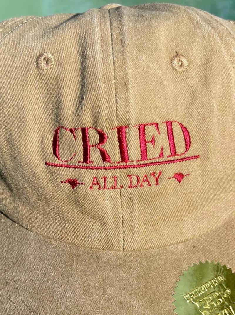 Bestickte Vintage Cap Khakifarben Mit Dunkelrotem "Cried - All Day" Schriftzug | Khaki Unisex Dad Hat Kappe 100% Baumwolle Bestickte Vintage Cap Khakifarben Mit Dunkelrotem "Cried - All Day" Schriftzug | Khaki Unisex Dad Hat Kappe 100% Baumwolle von EmbroideredBear