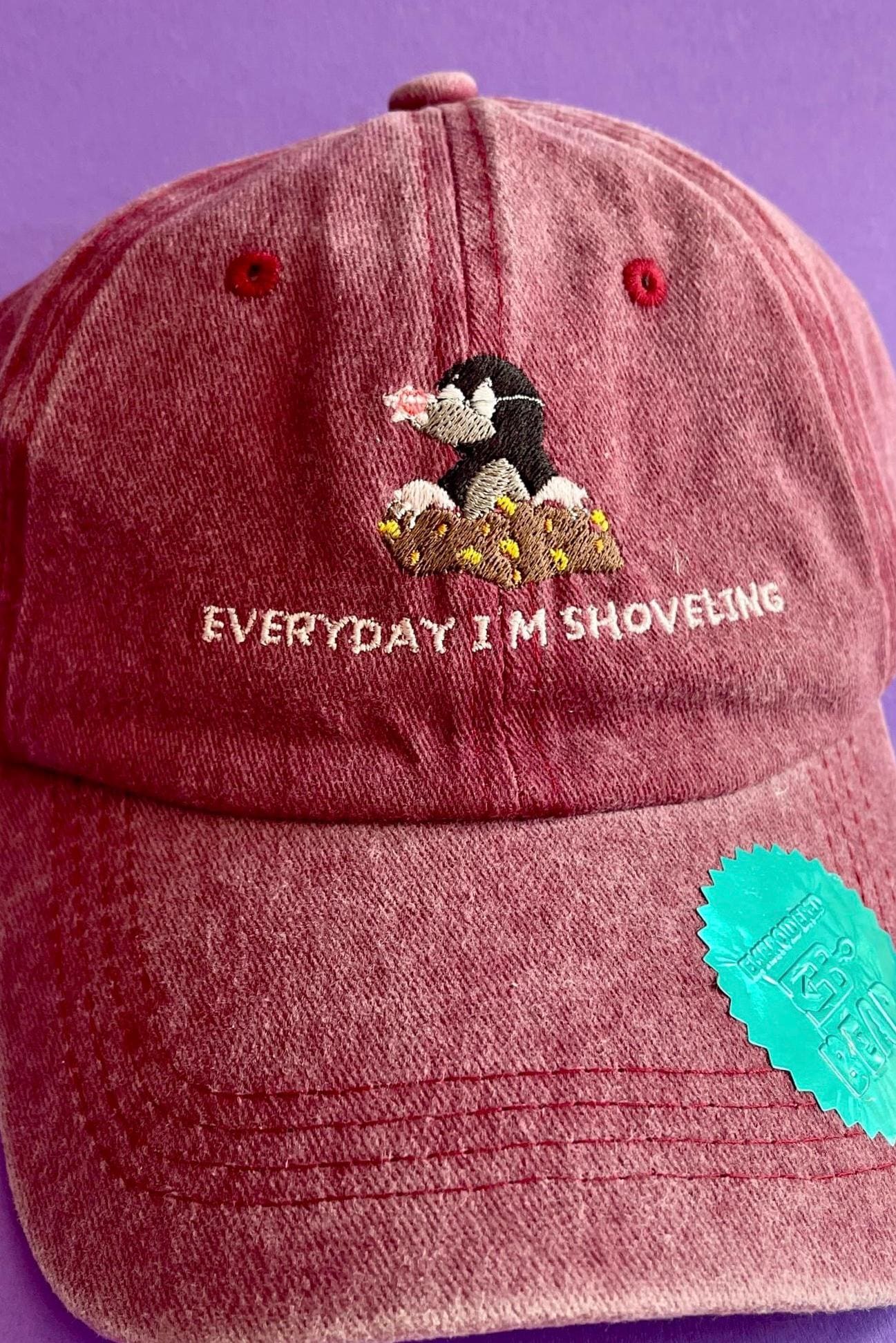 Bestickte Vintage Cap Mit Maulwurf Und Rosa "Everyday I'm Shoveling" Schriftzug | Blau Unisex Dad Hat Kappe 100% Baumwolle Bestickte Vintage Cap Mit Maulwurf Und Rosa "Everyday I'm Shoveling" Schriftzug | Blau Unisex Dad Hat Kappe 100% Baumwolle von EmbroideredBear