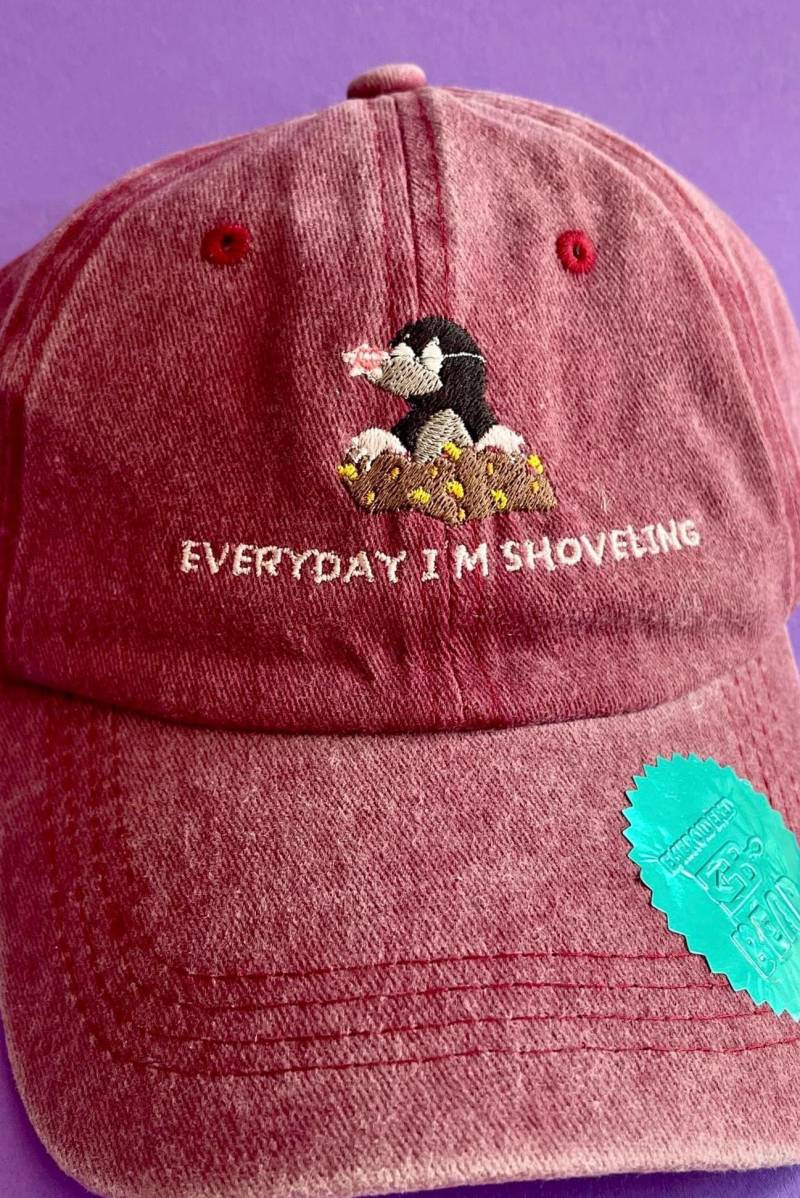 Bestickte Vintage Cap Mit Maulwurf Und Rosa "Everyday I'm Shoveling" Schriftzug | Blau Unisex Dad Hat Kappe 100% Baumwolle Bestickte Vintage Cap Mit Maulwurf Und Rosa "Everyday I'm Shoveling" Schriftzug | Blau Unisex Dad Hat Kappe 100% Baumwolle von EmbroideredBear