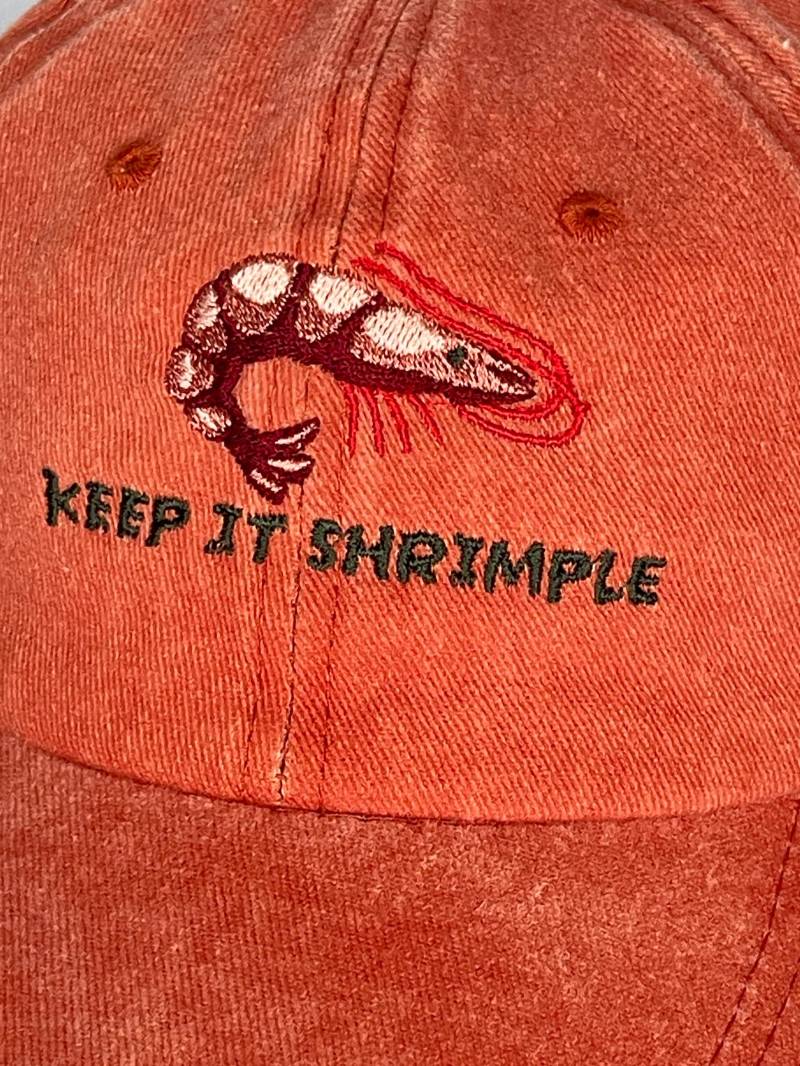 Bestickte Vintage Cap Mit Shrimp Und Olivgrünem "Keep It Shrimple" Schriftzug | Fuchsrot Unisex Dad Hat Kappe 100% Baumwolle Bestickte Vintage Cap Mit Shrimp Und Olivgrünem "Keep It Shrimple" Schriftzug | Fuchsrot Unisex Dad Hat Kappe 100% Baumwolle von EmbroideredBear