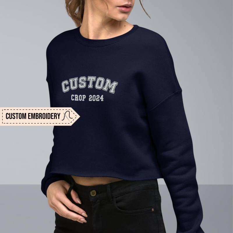 Individuell Gesticktes College Buchstaben Abgeschnittenes Sweatshirt Premium Gestickter Personalisierter Varsity-Ernte-Pullover Benutzerdefinierte von EmbroideredButterfly