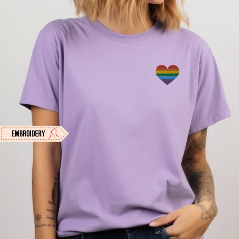 Regenbogen Lgbt Besticktes T-Shirt Stolz Regenbogenfahne Unisex Shirt Gesticktes Regenbogenfahnen-Herz Rundhalsausschnitt Geschenk Für Vielfalt Pride von EmbroideredButterfly
