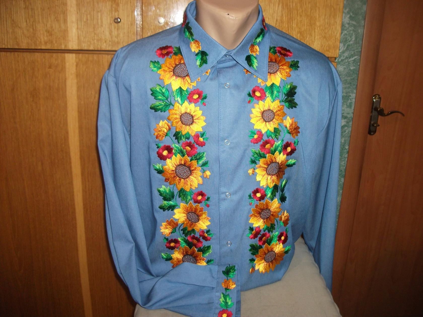 Hand Bestickt Männer Shirt Mit Einzigartigen Stickerei Sonnenblumen -Wunderbare Bestickte von EmbroideredEnergy