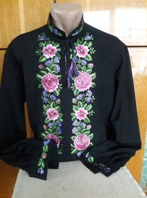Handgesticktes Hemd Für Männer Pfingstrosen Seidenfäden Stickerei Shirt Unikat Bestickt von EmbroideredEnergy
