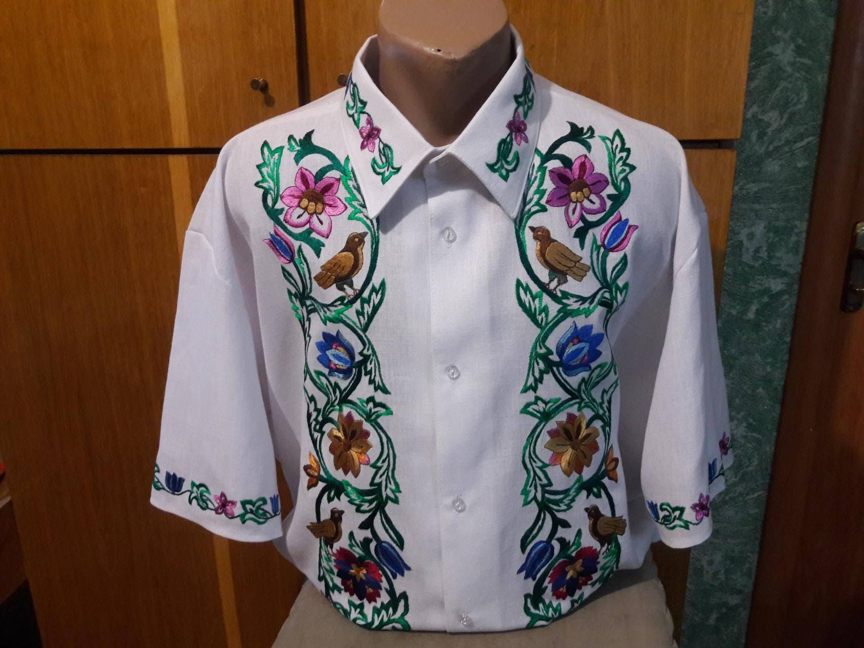 Handgesticktes Herrenshirt Mit Einzigartiger Stickerei Traditionelles Besticktes Hemd Für Männer von EmbroideredEnergy