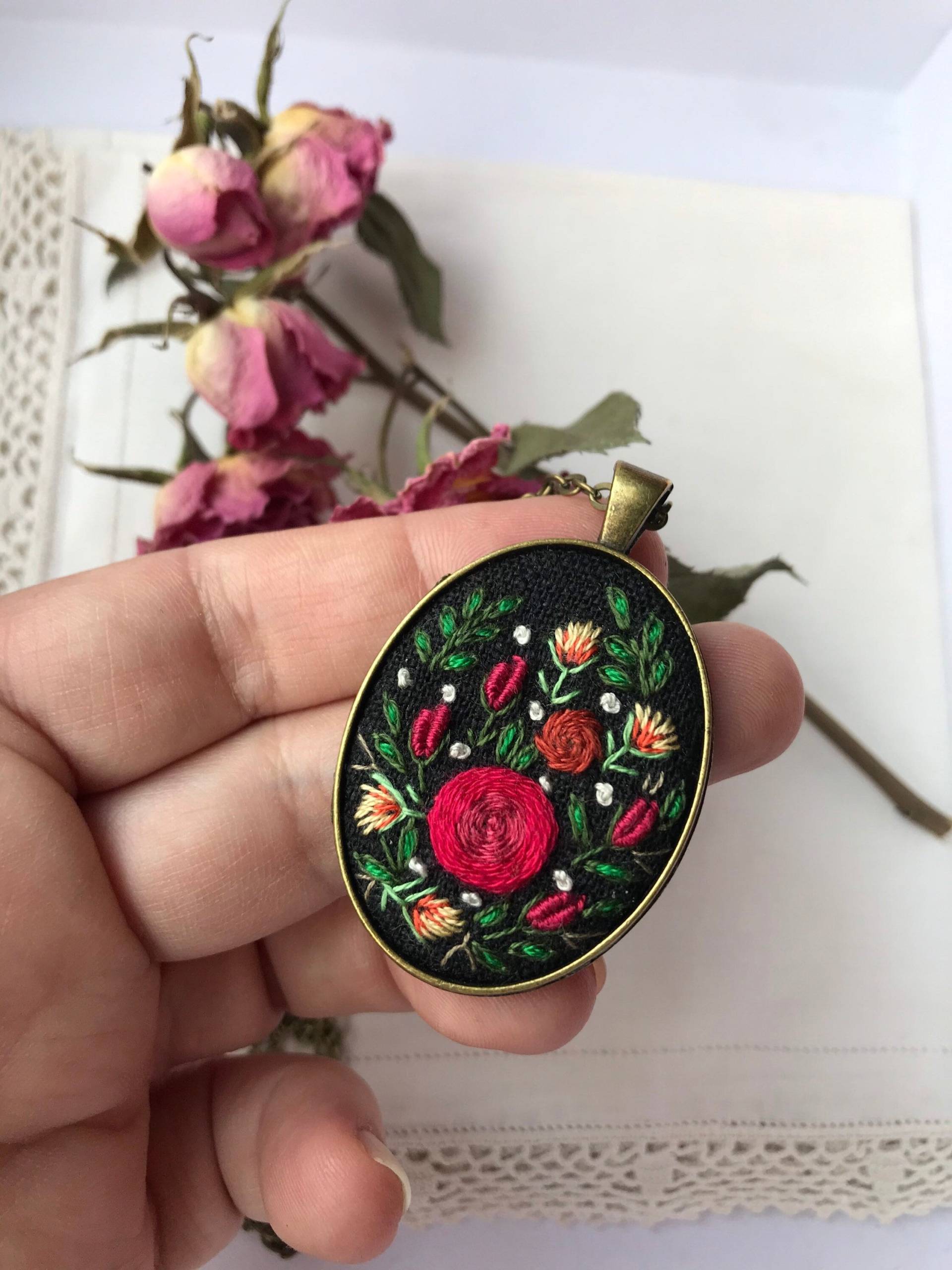 Gestickte Rote Rosen Halskette, Retro Vintage-stil Anhänger Geschenk Für Sie, Um Wie Vintage Antique Handarbeit Schmuck Gestickt Aussehen von EmbroideredJewerly