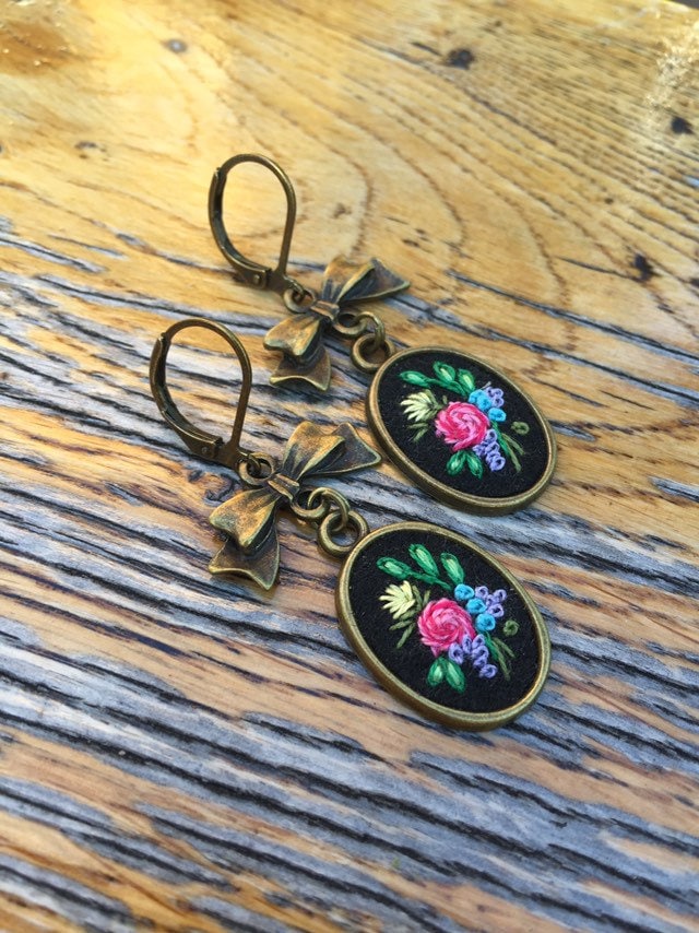 Haftowane Kolczyki. Kolczyki Z Haftem. Anhänger Im Vintage-stil. Biżuteria Retro. Kokardką von EmbroideredJewerly
