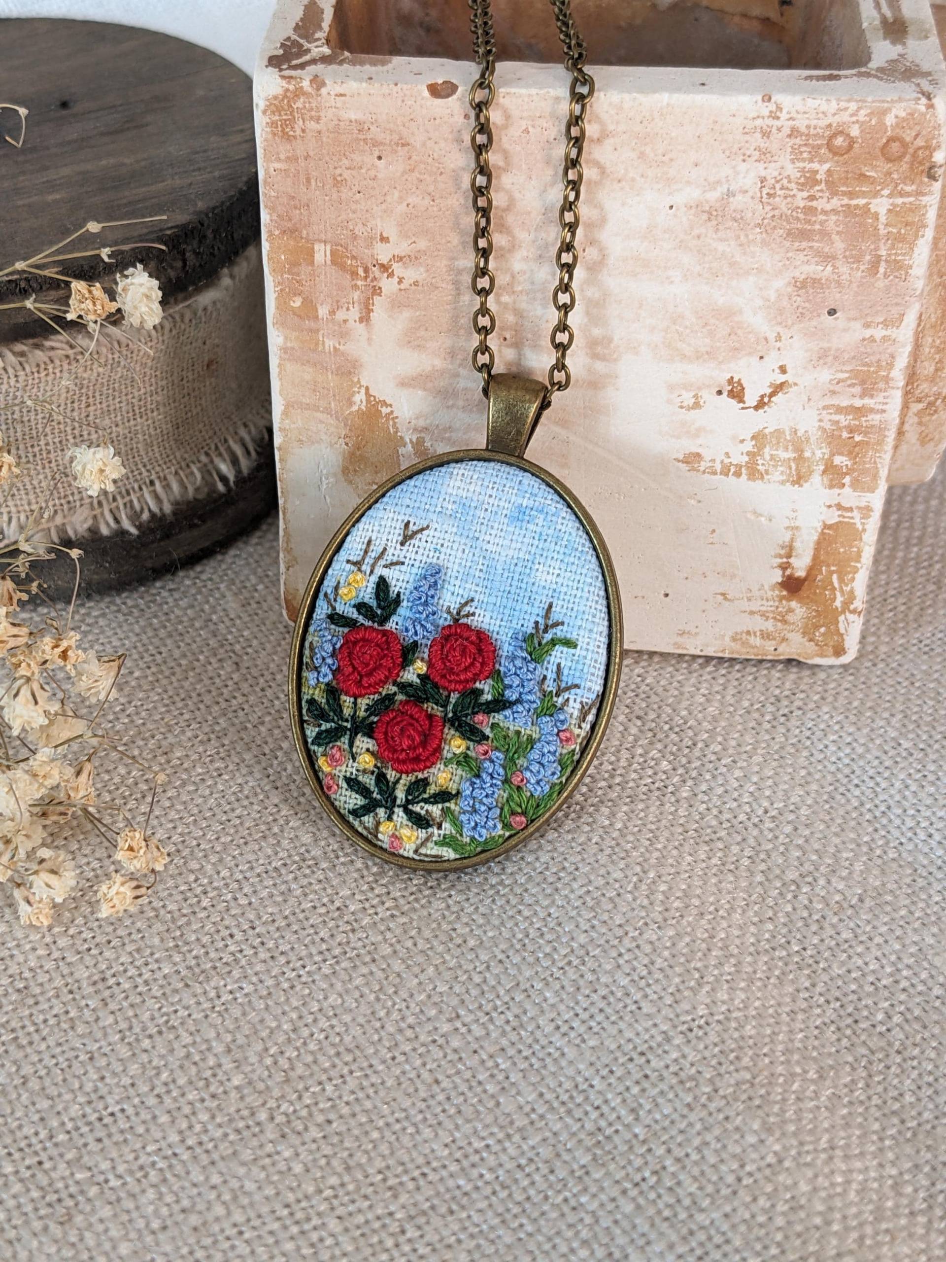 Naszyjnik Z Haftowanymi Kwiatami Wisiorek Funkcjonalny Prezent Dla Niej Biżuteria Robótek Ręcznych Haft Magiczny Ogród von EmbroideredJewerly