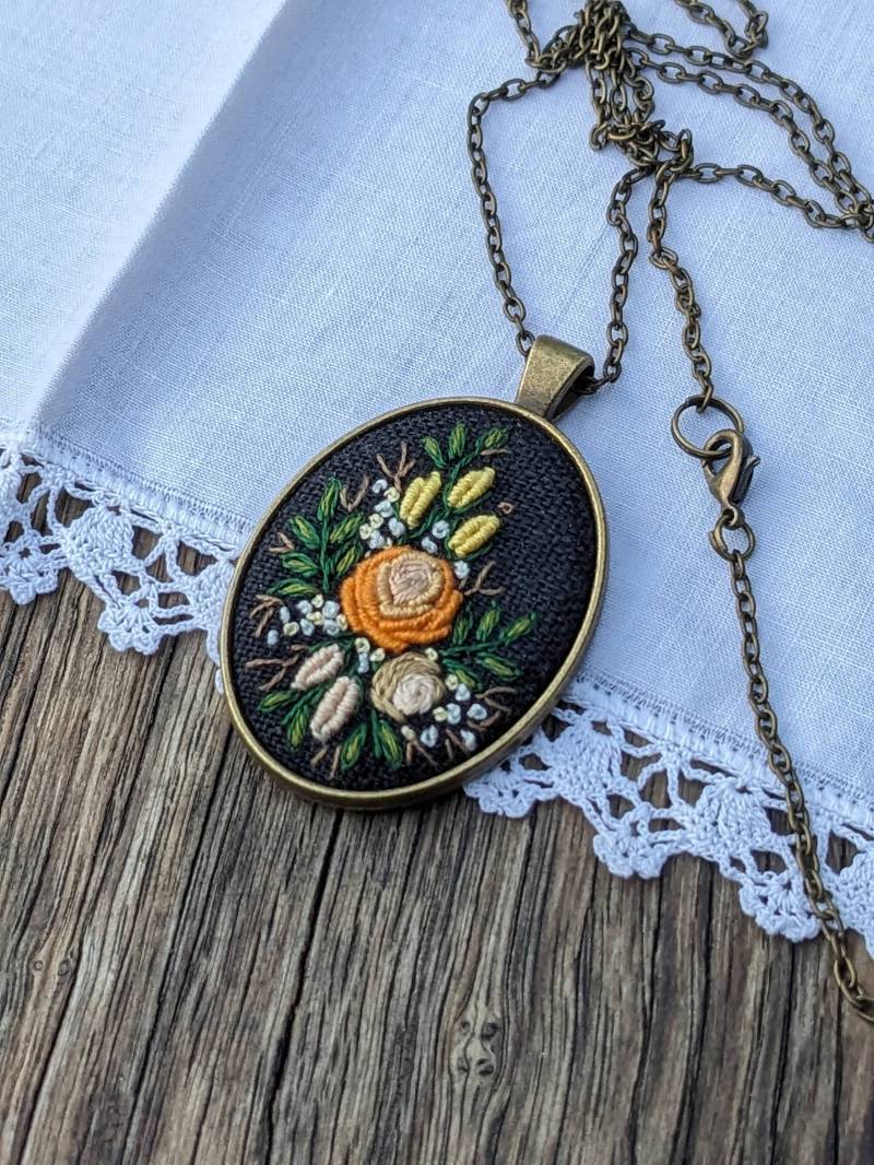 Naszyjnik Zloty Kwiat, Element Haftowane, Prezent Dla Niej, Naszyjnik Dodatek, Prace Ręczne, Biżuteria Róże, Unikalna Funcja von EmbroideredJewerly