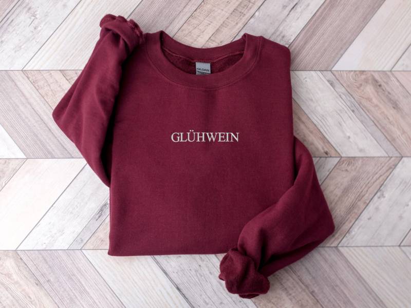 Bestickter Glühwein Pullover, Weihnachtspullover, Sweatshirt Bestickt von EmbroiderellaCo