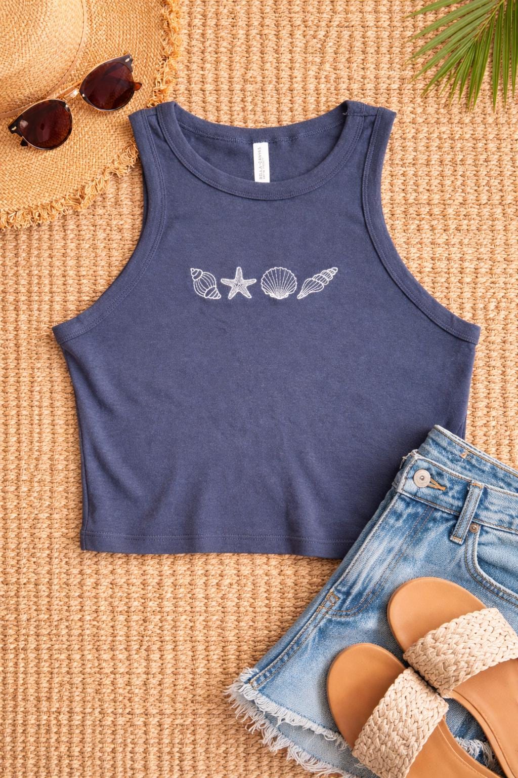 Besticktes Seashell Tank Top von EmbroiderellaCo