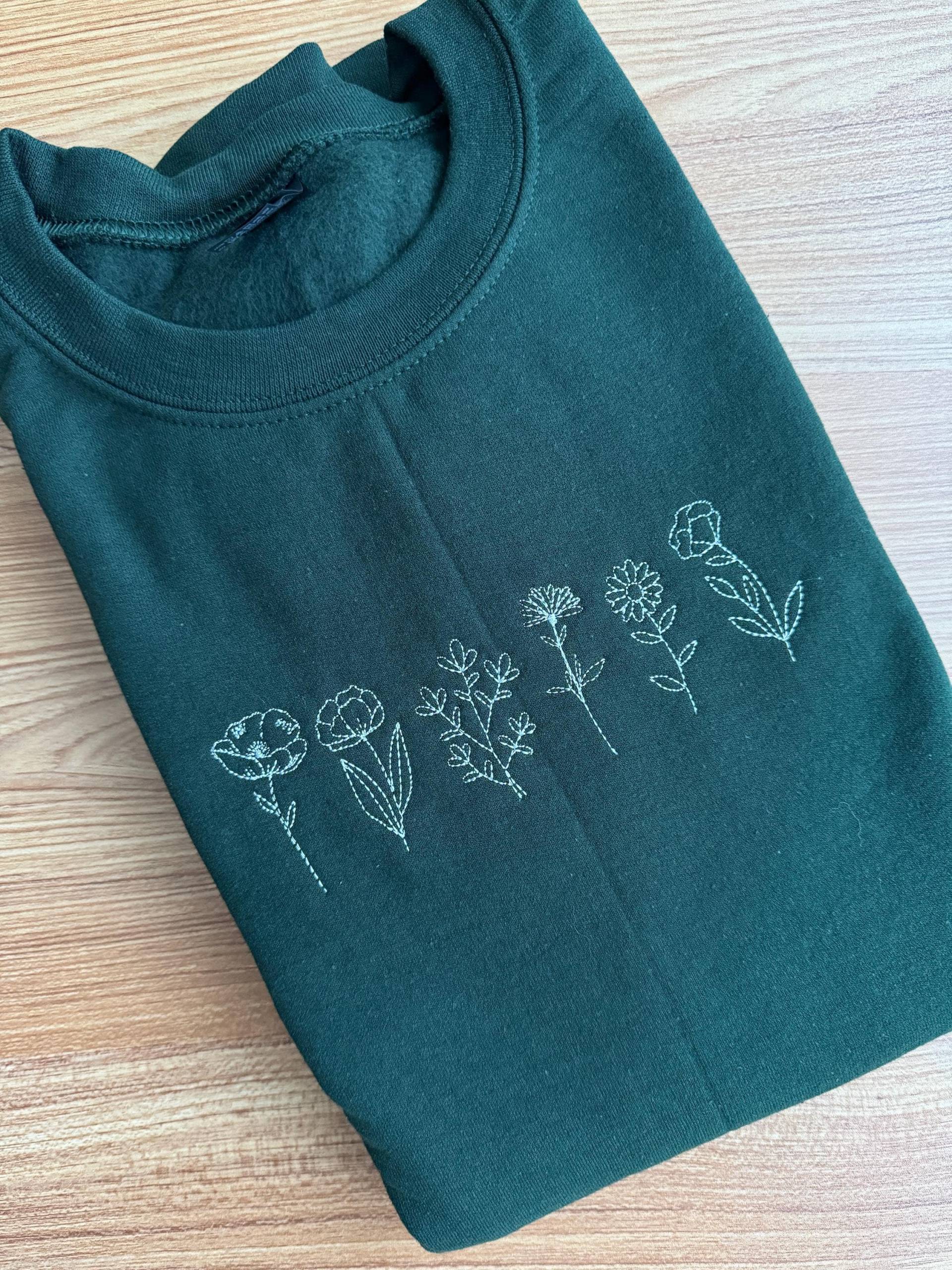 Besticktes Wildblumen-Sweatshirt, Stickerei-Blume, Rundhalsausschnitt, Wildblumen-Pullover, Blumenstickerei Besticktes Wildblumen-Sweatshirt, Stickerei-Blume, Rundhalsausschnitt, Wildblumen-Pullover, Blumenstickerei von EmbroiderellaCo