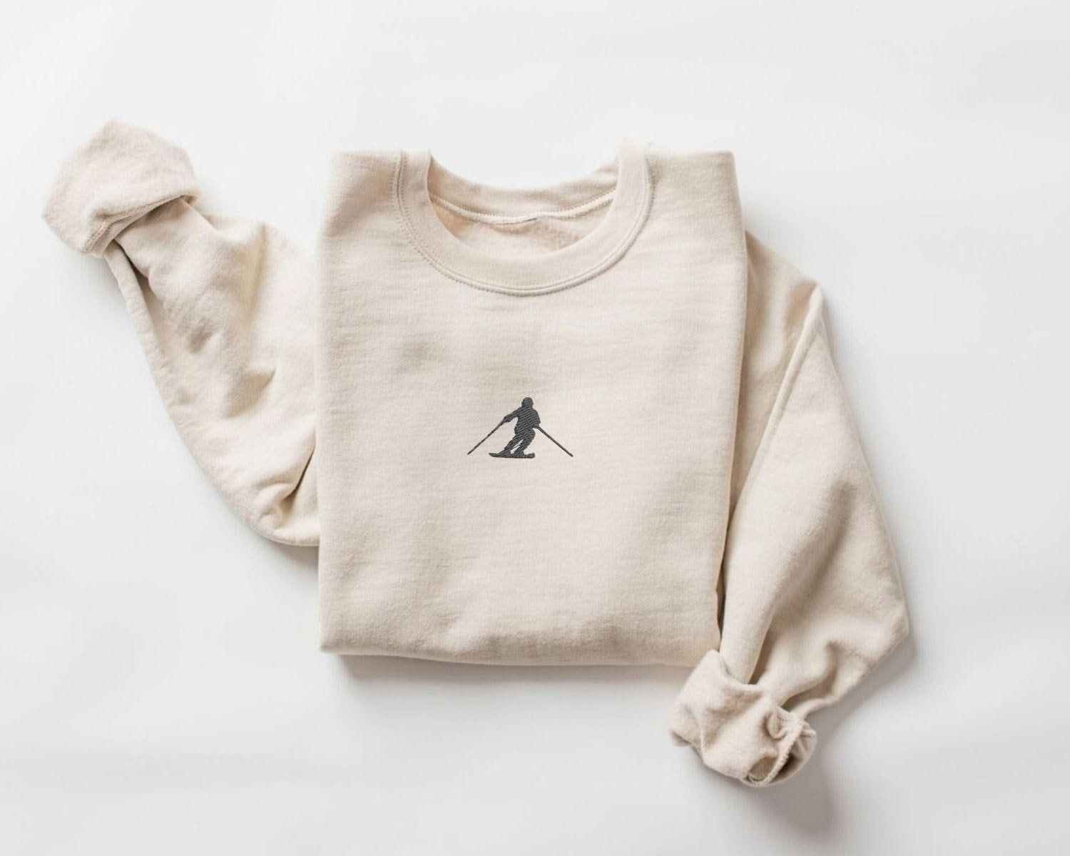 Gesticktes Ski-Sweatshirt, Winter Gestickter Rundhalsausschnitt, Gemütlicher Winterpullover, Einfacher Skifahrer Pullover von EmbroiderellaCo