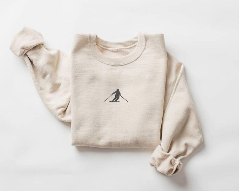 Gesticktes Ski-Sweatshirt, Winter Gestickter Rundhalsausschnitt, Gemütlicher Winterpullover, Einfacher Skifahrer Pullover von EmbroiderellaCo