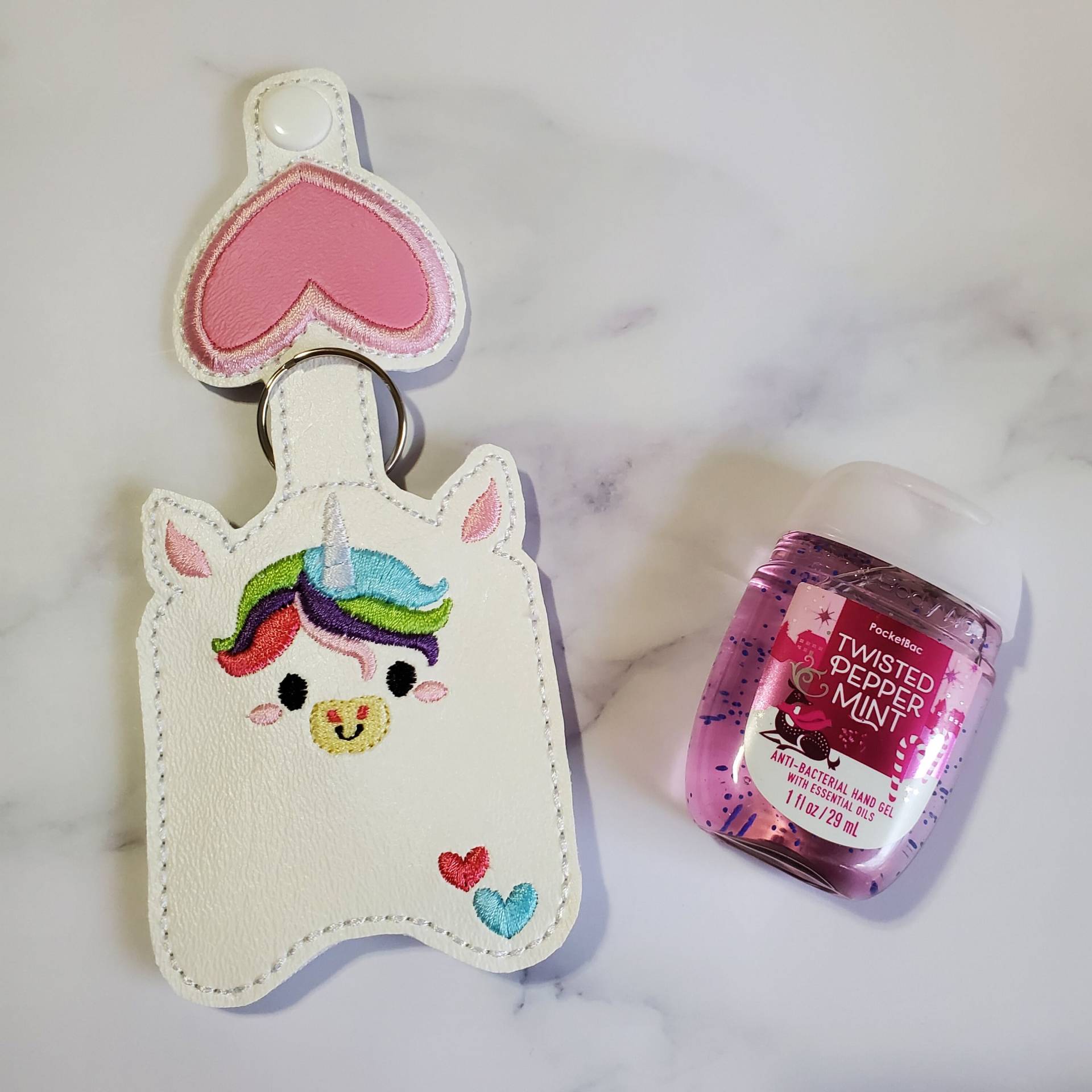 Einhorn Schlüsselanhänger, Hand-Sanitizer-Halter, Hand-Sanitizer-Hülle, Sanitizer-Halter Custom, Hand-Sanitize-Halter, Geschenk Für Mädchen, Frauen von EmbroideringSewMuch