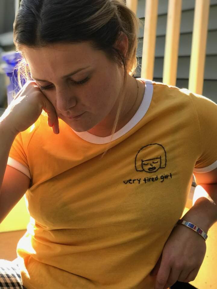 Sehr Müde Mädchen Bestickt Ringer T-Shirt von EmbroideryByErinCo