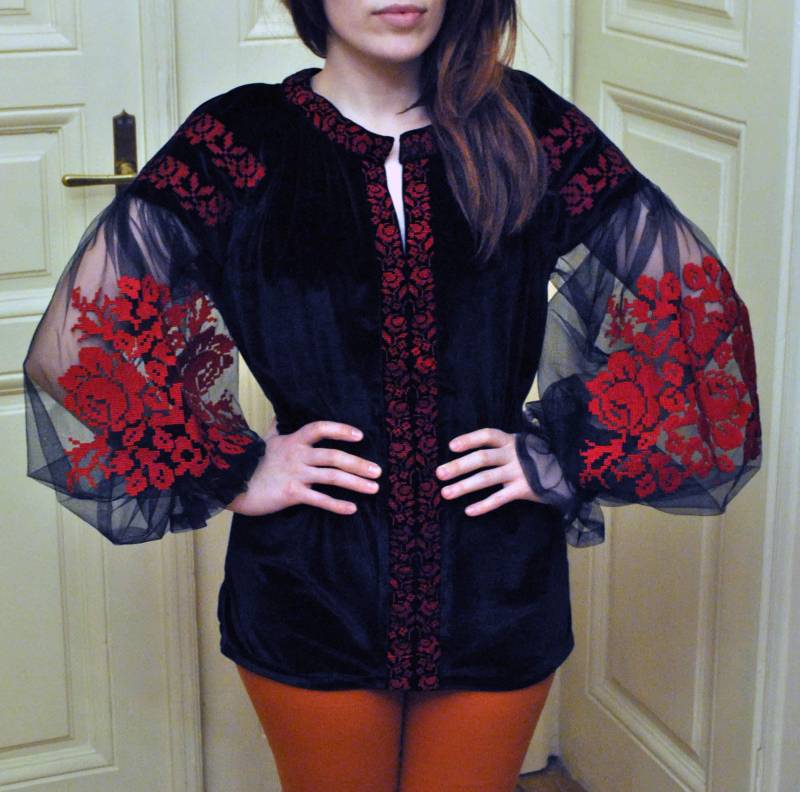 Coole Samt Bestickte Bluse Schwarz Mit Roten Rosen Coolboho von EmbroideryBySaldan