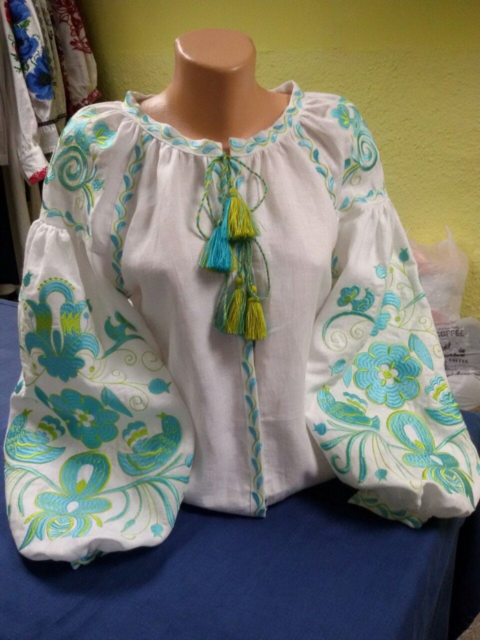 Folk Style Bestickte Bluse Weiß Leinen Boho Mit Puffärmeln Florale Bauernbluse Floralem Ornament von EmbroideryBySaldan