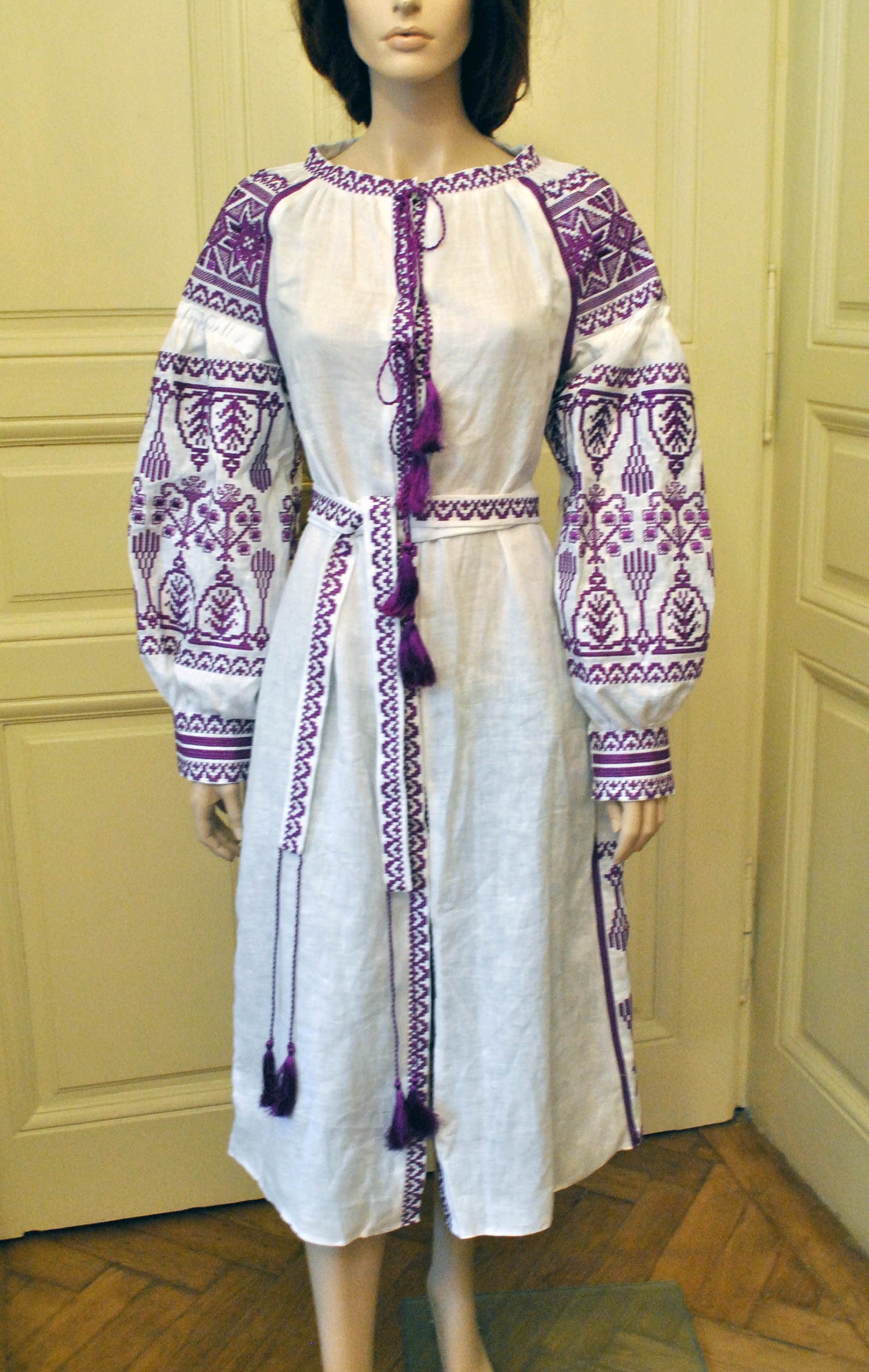 Midi Besticktes Lila Kleid Weiß Boho Leinenkleid Mit Gürtel Fuchsia Stickerei von EmbroideryBySaldan