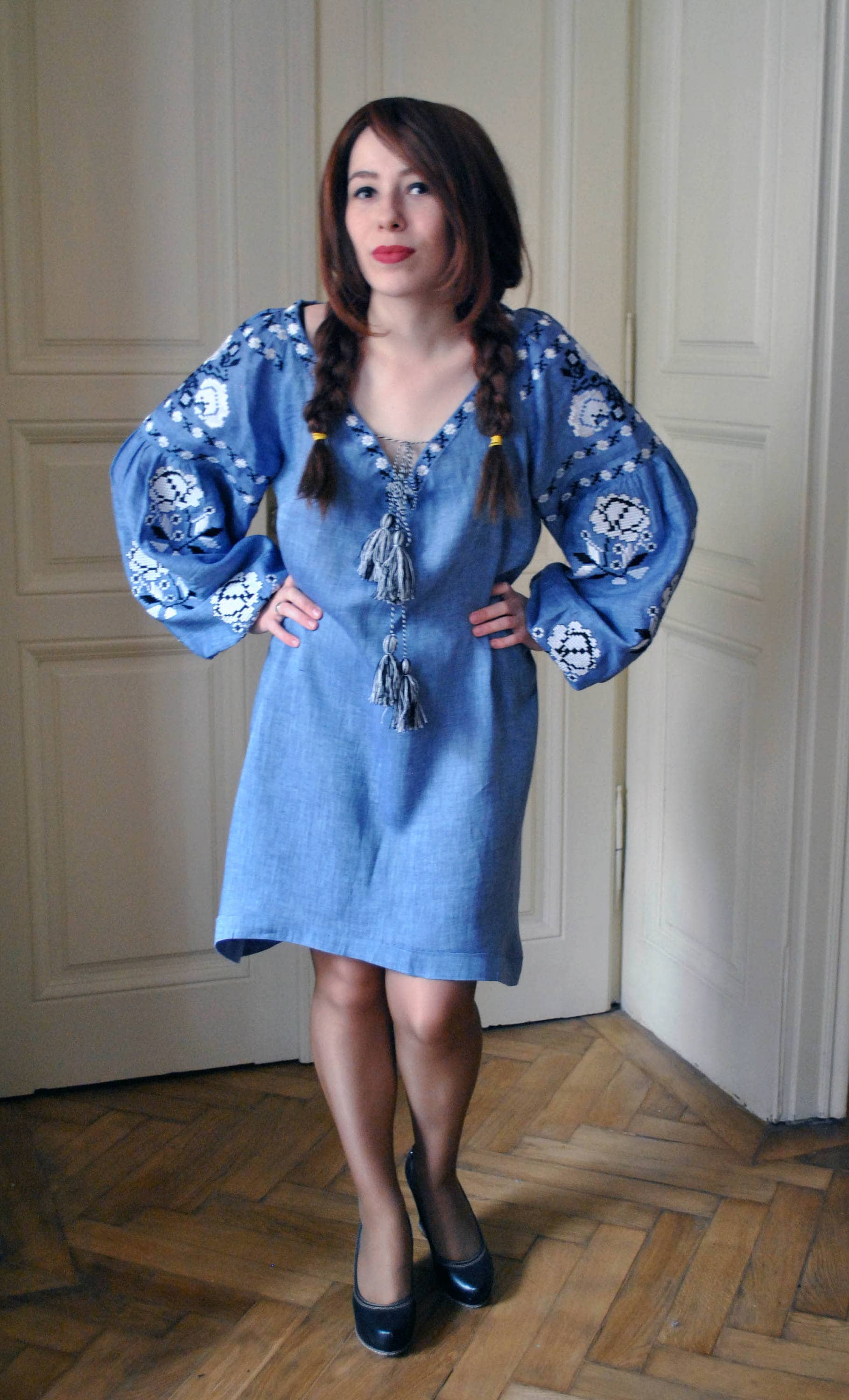 Midi Leinen Besticktes Kleid Mit Rosen in Jeansfarbe von EmbroideryBySaldan