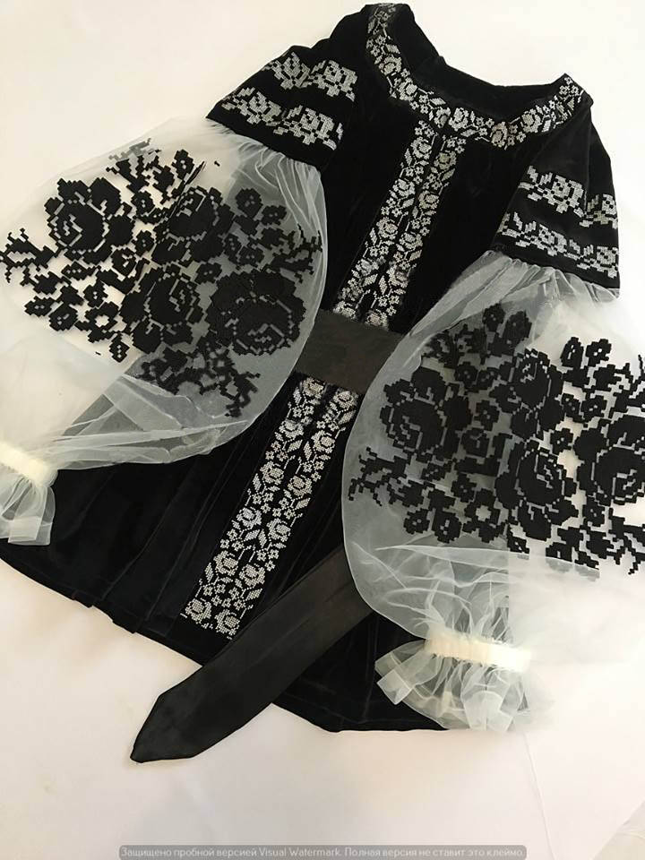 Schwarze Samt Bestickte Bluse Mit Schwarzen Rosen Samtige Coole Boho von EmbroideryBySaldan