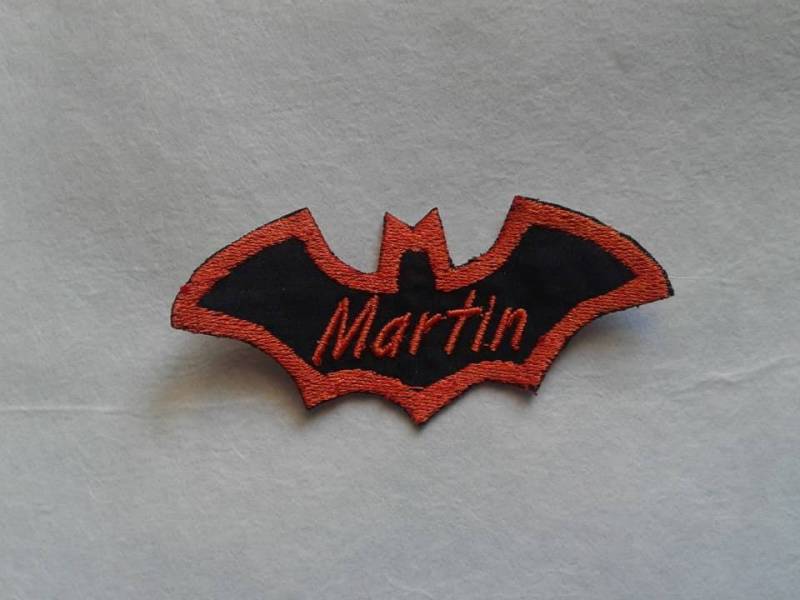 Fledermaus Form Halloween Aufnäher Name Patch Individuell Gestickt von EmbroideryByZevotek