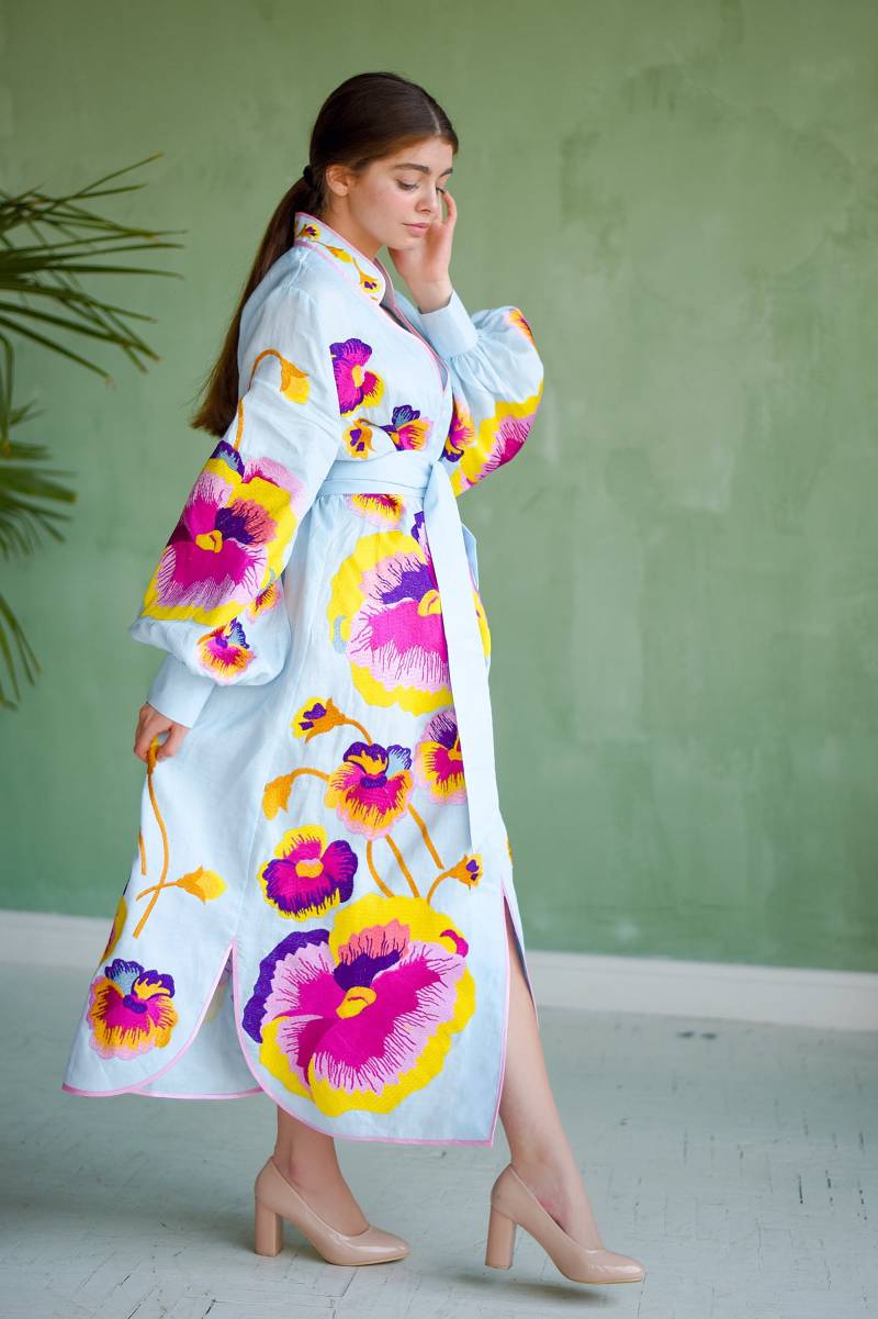 Himmelblau Besticktes Damen Kaftan Kleid Mit Hellen Stiefmütterchen von EmbroideryFoxUa