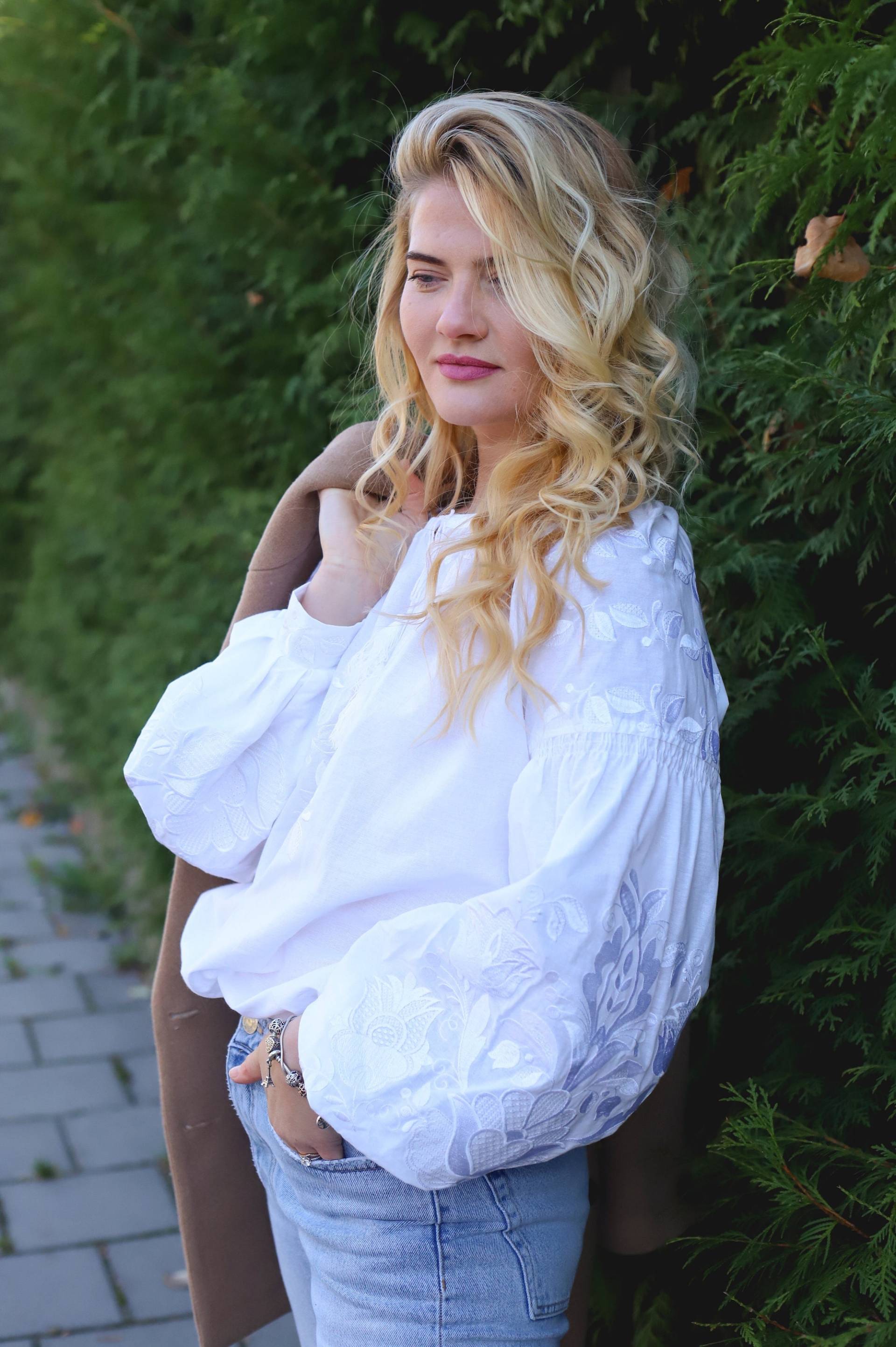 Weißes Vyshyvanka Shirt Bestickte Damen Bluse Auf Baumwollstoff Mit Satinstich Stickerei Hochzeitsshirt von EmbroideryFoxUa