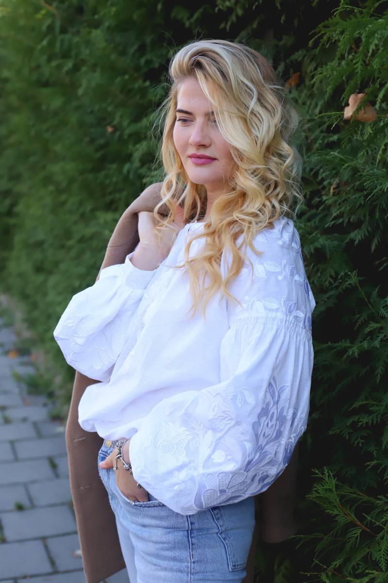 Weißes Vyshyvanka Shirt Bestickte Damen Bluse Auf Baumwollstoff Mit Satinstich Stickerei Hochzeitsshirt von EmbroideryFoxUa