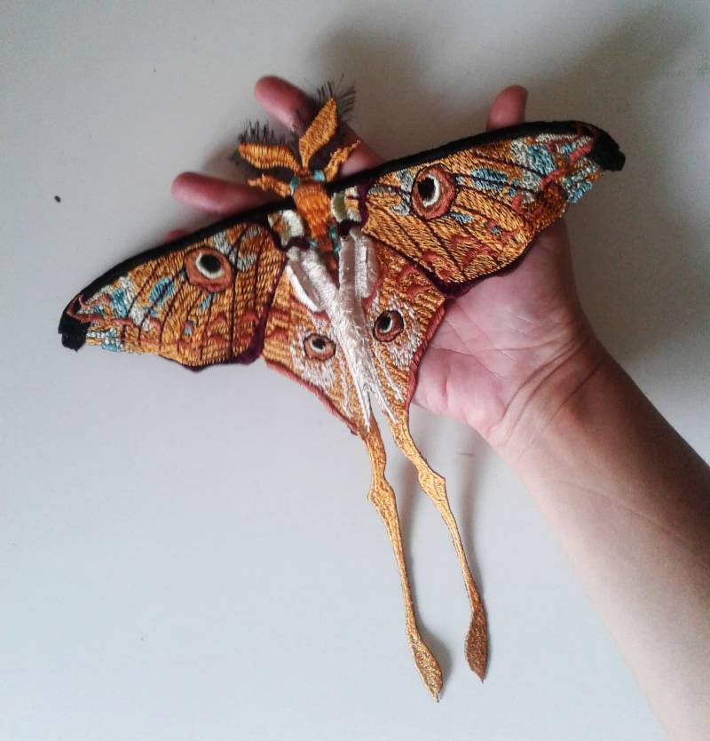 Moks188(P Großer Kamee Motte Bestickter Aufnäher von EmbroideryMoks