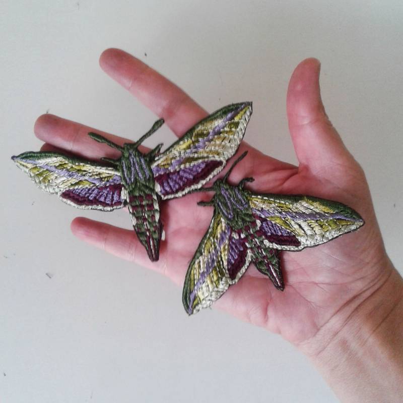 Moks221(P Set Bestehend Aus 2 Gestickten Motten Aufnäher - Kolibri Motte von EmbroideryMoks