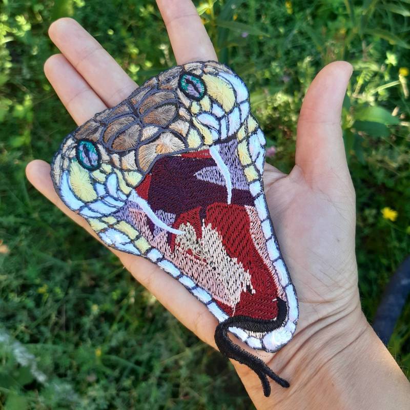 Moks537 Schlangenkopf Mundgestickt Aufnäher von EmbroideryMoks