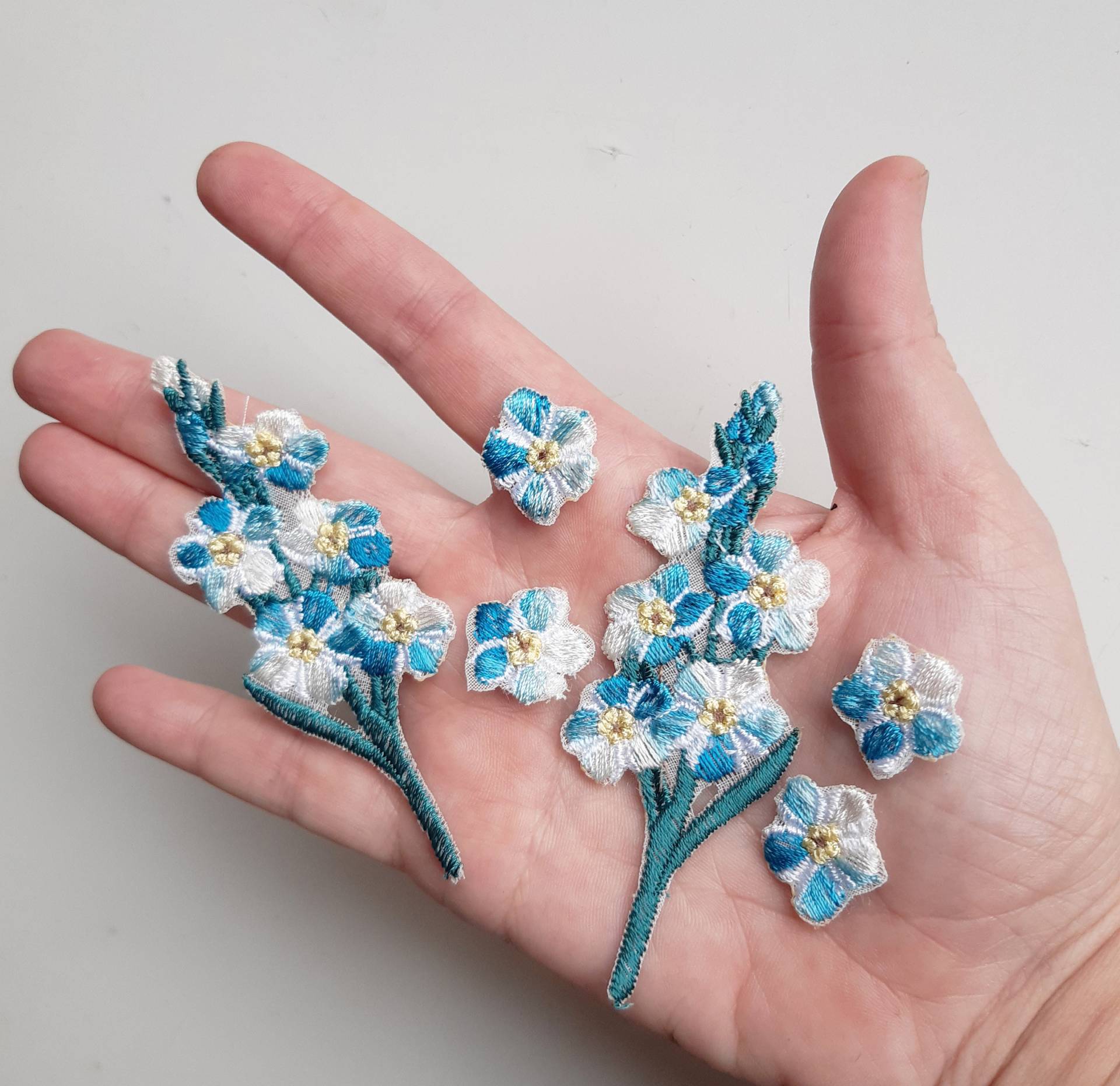 Moks633 Kleiner Blauer Blumen Bestickter Aufnäher, Set 2 Äste Und 4 Einzelne Blumen, Vergissmeinnicht von EmbroideryMoks