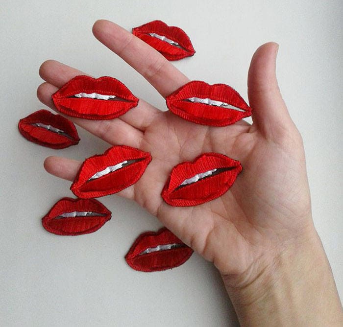 Moks80(P Set 8 Stück Lip Patch - Gestickte Aufnäher Applikation Weiße Zähne Red Hot Lips Mit Zunge von EmbroideryMoks