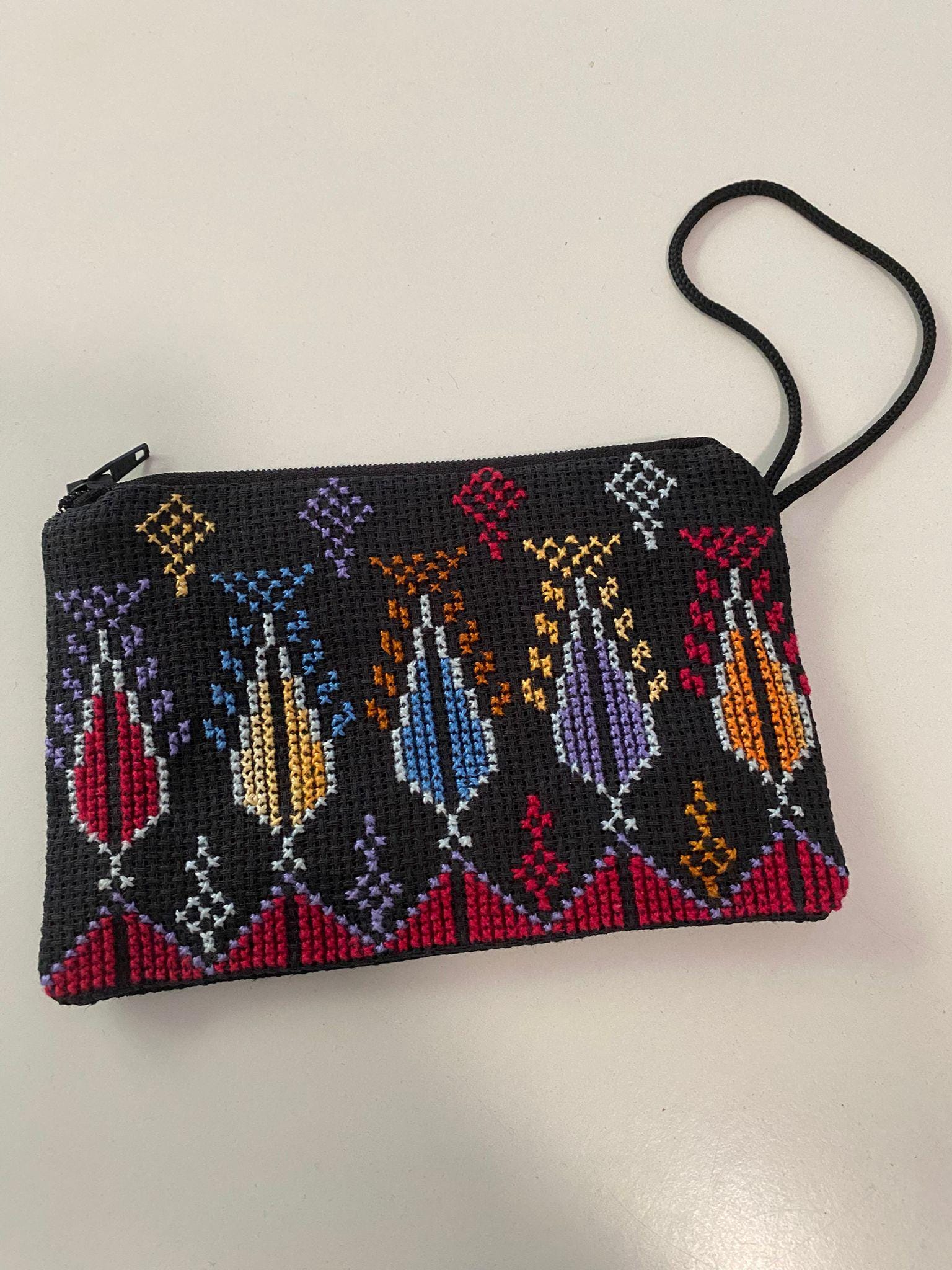 Handgenähte Bunte Clutch Aus Palästina Mit Passender Schleife von EmbroideryPalestine