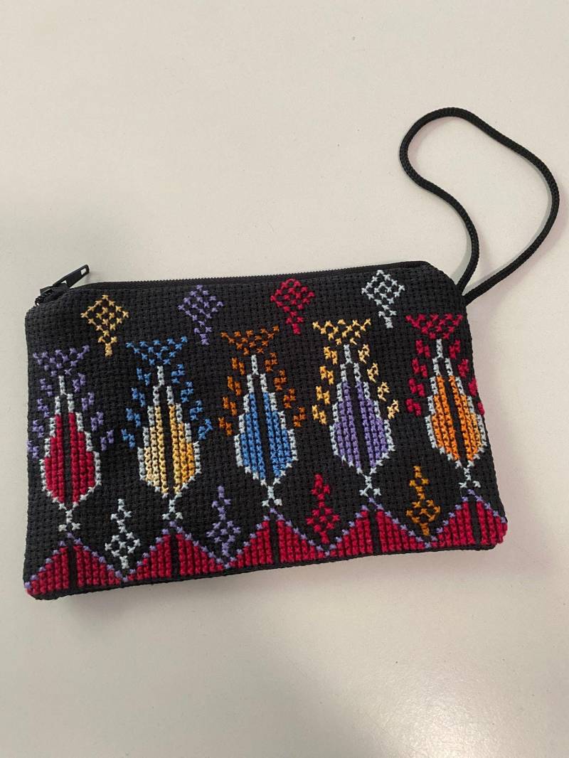 Handgenähte Bunte Clutch Aus Palästina Mit Passender Schleife Handgenähte Bunte Clutch Aus Palästina Mit Passender Schleife von EmbroideryPalestine