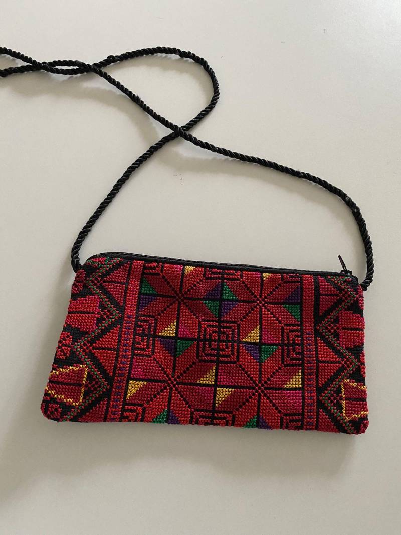 Handgenähte Bunte Umhängetasche Aus Palästina von EmbroideryPalestine