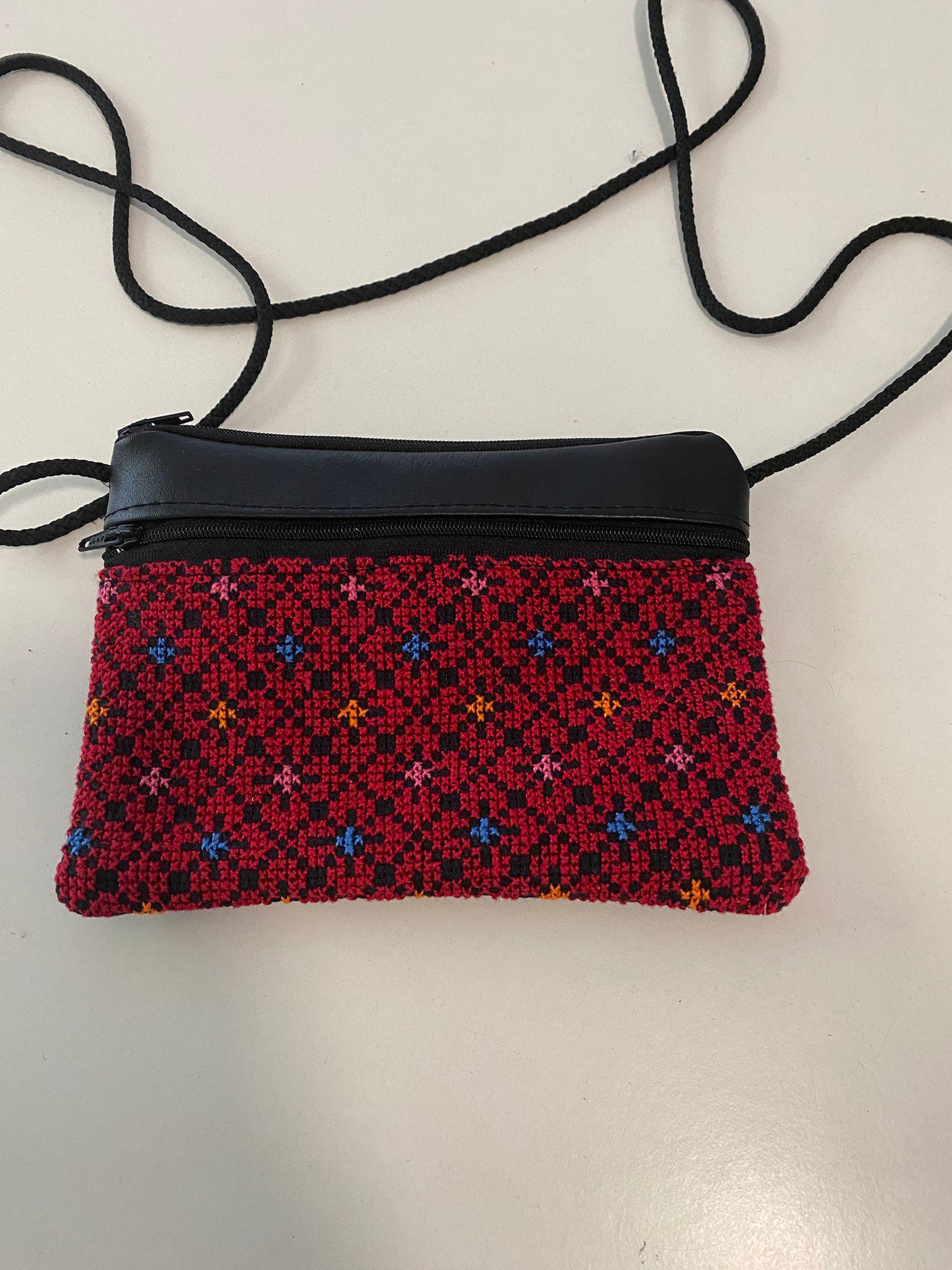 Kleine Bunte Umhängetasche Aus Kunstleder Mit Traditioneller Stickerei Palästina von EmbroideryPalestine